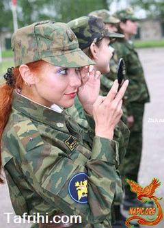 آرایش کردن زن ارتشی در داخل صف